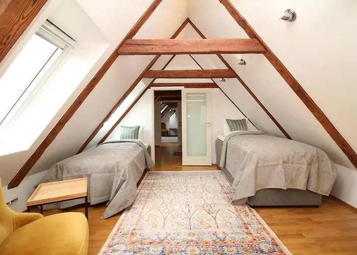 2 Bedroom & 2 Bathroom Luxury With Balcony In Old Town شقة *